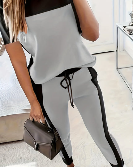 Lässiges, zweiteiliges Set aus kurzärmligem T-Shirt mit Rundhalsausschnitt und langen Hosen im Farbblockdesign