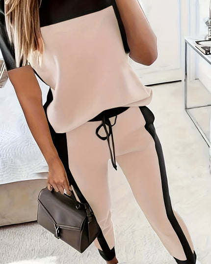 Lässiges, zweiteiliges Set aus kurzärmligem T-Shirt mit Rundhalsausschnitt und langen Hosen im Farbblockdesign