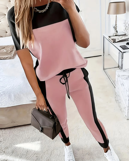 Lässiges, zweiteiliges Set aus kurzärmligem T-Shirt mit Rundhalsausschnitt und langen Hosen im Farbblockdesign
